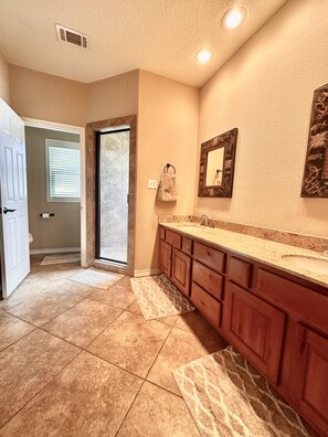 Shower, hair dryer, towels, soap - Great for Big Groups & Families! Waterfront, Boathouse, Pool Table, Dog-Friendly (Brazoria)