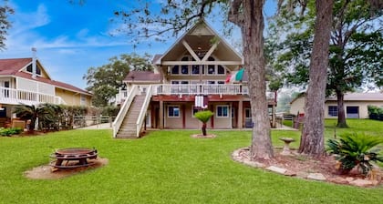 Great for Big Groups & Families! Waterfront, Boathouse, Pool Table, Dog-Friendly