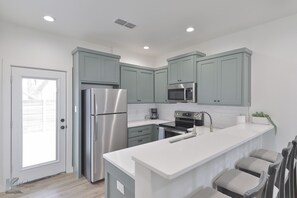 Refrigerador, microondas, horno y parrilla de estufa 