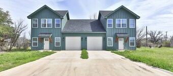 Cozy 2-bedroom condo in Abilene with WiFi, AC & Garage