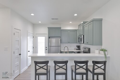 Cozy 2-bedroom condo in Abilene with WiFi, AC & Garage