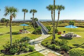 Outdoor dining - 1202 Elegance By The Sea Hideaway (Galveston)