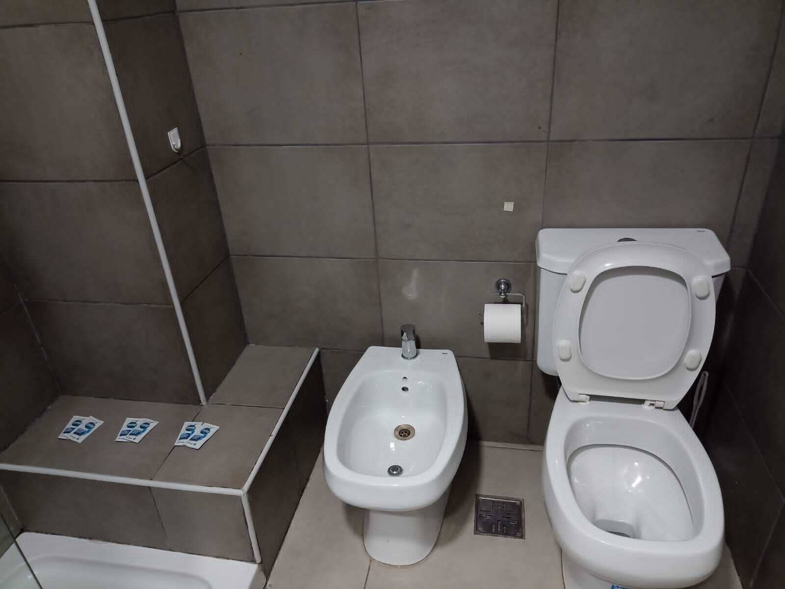 Ducha, secador de pelo, bidé y toallas