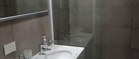 تجهيزات دش، مجففات شعر، مراحيض شطف، مناشف