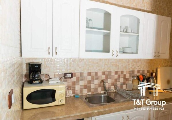 Frigorífico, horno, placa de cocina y hervidor eléctrico