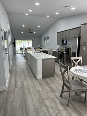 Private kitchen - Cozy condo with Wi-Fi and AC in charming Naples. Sleeps 6 (Naples)