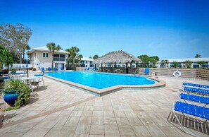 Pool - Cozy condo with Wi-Fi and AC in charming Naples. Sleeps 6 (Naples)