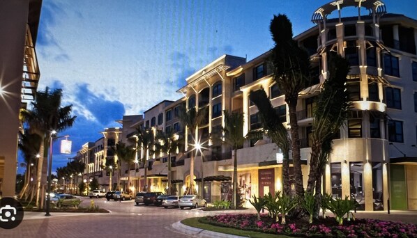 Exterior - Cozy condo with Wi-Fi and AC in charming Naples. Sleeps 6 (Naples)