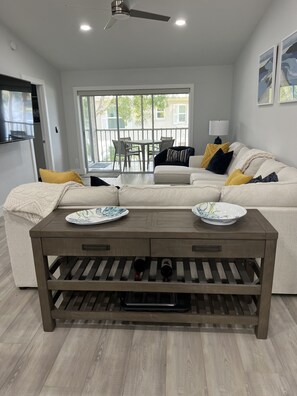 Living area - Cozy condo with Wi-Fi and AC in charming Naples. Sleeps 6 (Naples)