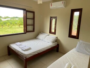 5 habitaciones, tabla de planchar con plancha, wifi y ropa de cama 