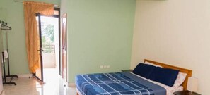 1 dormitorio, tabla de planchar con plancha, ropa de cama