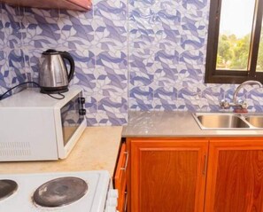 ثلاجة، ميكروويف، فرن، موقد طهي مسطح