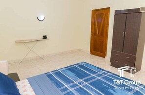 1 غرفة نوم ومكواة/لوح كي وملاءات أسرّة