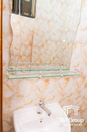 Ducha, toallas, jabón y papel higiénico
