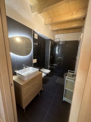 Douche, sèche-cheveux, bidet, serviettes fournies