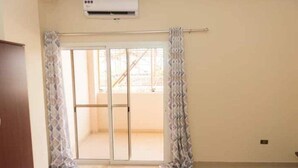 1 غرفة نوم ومكواة/لوح كي وملاءات أسرّة