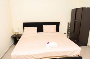 1 habitación, tabla de planchar con plancha y ropa de cama 