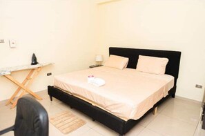 1 habitación, tabla de planchar con plancha y ropa de cama