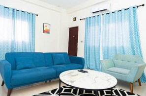Smart TV - Cozy Spacious 1BR in Gombe, Kinshasa (Kinshasa)