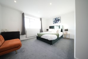 Premier Apartment | 1 bedroom, hypo-allergenic bedding, desk, soundproofing - Heathrow Charge and Go (Ashford)