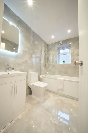 Combined shower/bathtub, towels, soap, shampoo