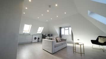 Appartement Premium | Coin séjour | TV connectée de 50 pouces avec chaßnes par cùble