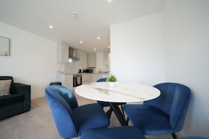 Premium Apartment | In-room dining - Heathrow Charge and Go (Ashford)