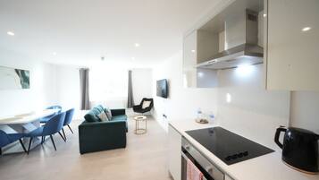Premium Apartment | Private kitchen | Fridge, microwave, oven, stovetop