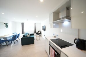 Premium Apartment | Private kitchen | Fridge, microwave, oven, stovetop - Heathrow Charge and Go (Ashford)