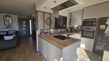 Réfrigérateur, micro-ondes, four, plaque de cuisson