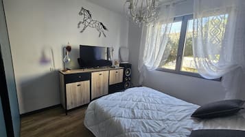 3 chambres, bureau, fer et planche Ă repasser, lit parapluie