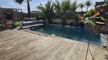 Een buitenzwembad en een verwarmd zwembad