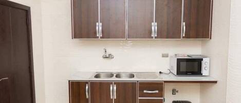 Een koelkast, een magnetron, een oven, een kookplaat