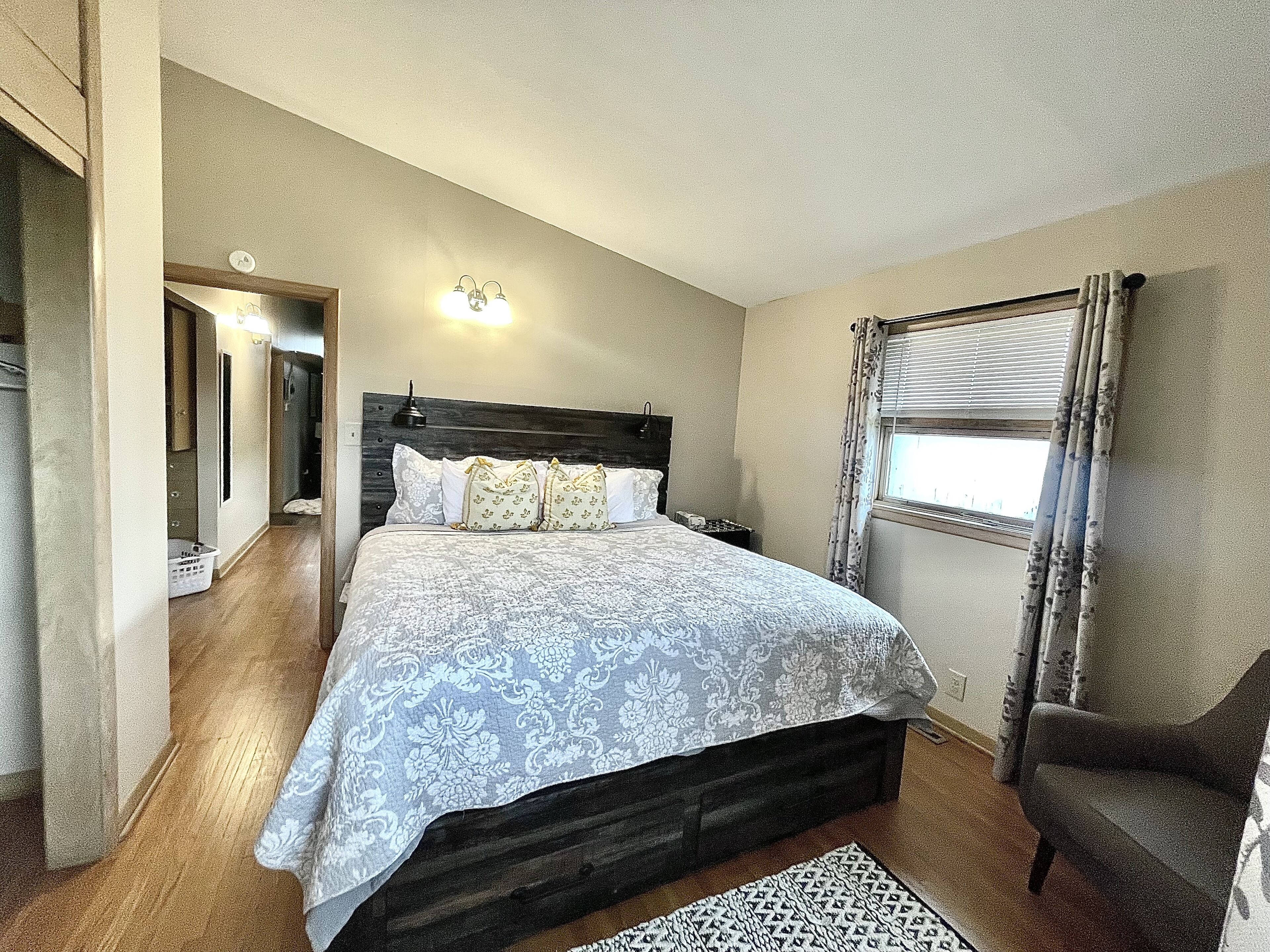 3 bedrooms, desk, iron/ironing board, travel crib