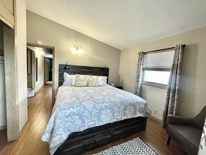 3 室のベッドルーム、デスク、アイロン / アイロン台、旅行用ベビーベッド