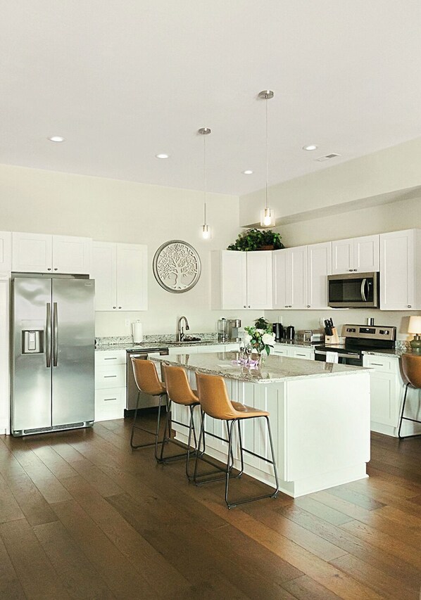 Fridge, microwave, oven, stovetop - Historic Renovated 4-BD Townhome - City Side (Loudon)