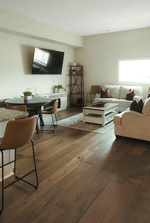 Smart TV, fireplace - Historic Renovated 4-BD Townhome - City Side (Loudon)