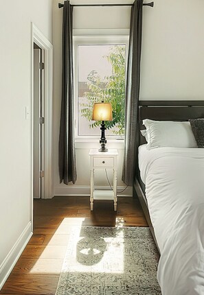 4 bedrooms, desk, iron/ironing board, travel cot - Historic Renovated 4-BD Townhome - City Side (Loudon)