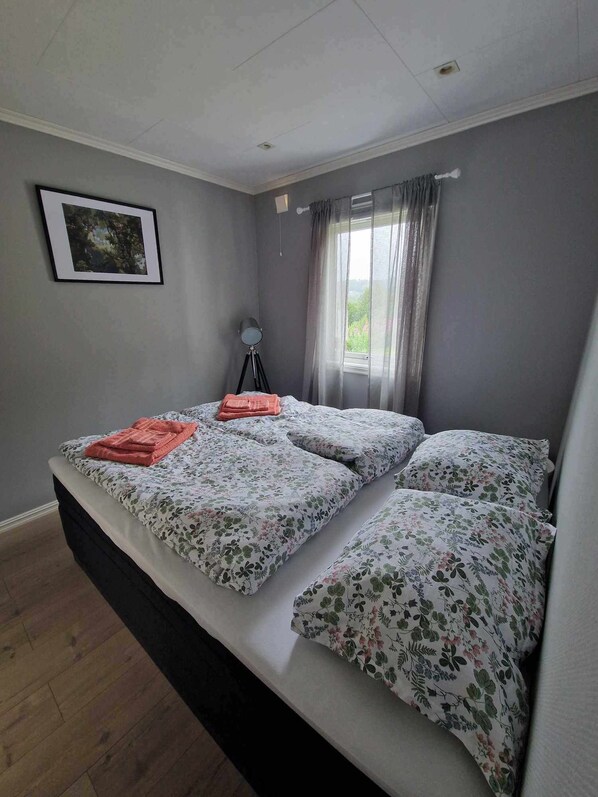 2 bedrooms, desk, iron/ironing board, free WiFi