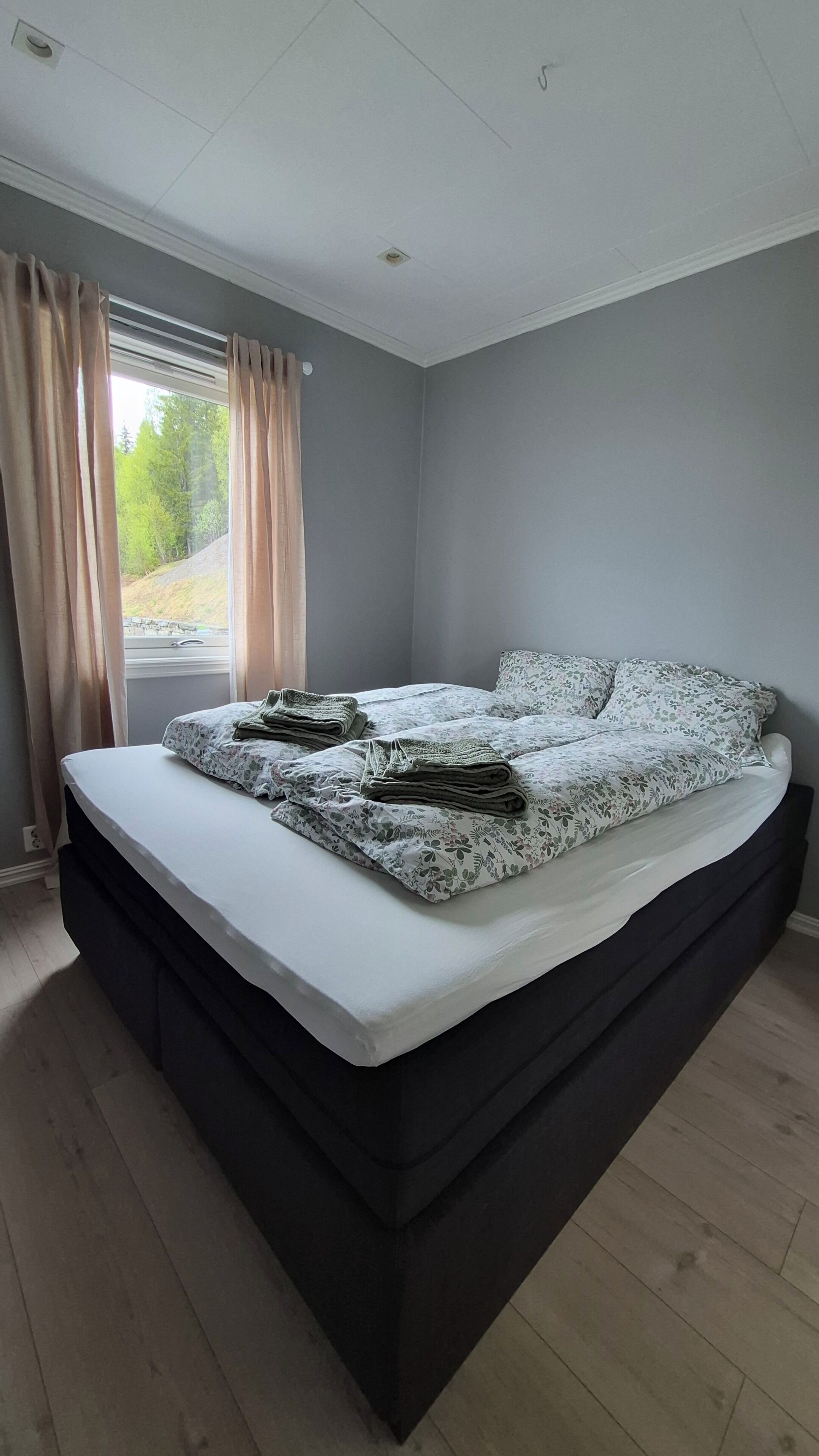 2 bedrooms, desk, iron/ironing board, travel crib
