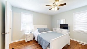 3 Schlafzimmer, Schreibtisch, Bügeleisen/Bügelbrett, WLAN