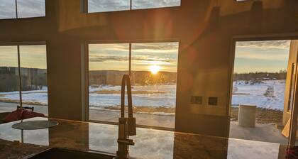 Modern luxury ski/golf paradise! 36 hole adjacent, 5 miles to skiing, 21ft spa!