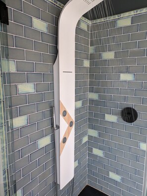 Jetted bath, hair dryer, bidet, towels - Modern luxury ski/golf paradise! 36 hole adjacent, 5 miles to skiing, 21ft spa! (Malone)