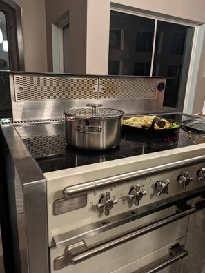 Fridge, oven, stovetop, dishwasher - Modern luxury ski/golf paradise! 36 hole adjacent, 5 miles to skiing, 21ft spa! (Malone)