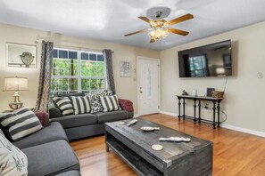 TV - Cozy Home w/ Pool near Beaches Sleeps 8 (Biloxi)