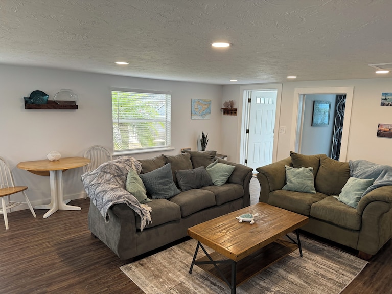 1 Mile To Anna Maria Island, 2 Bd Rm 2 Bath 3 Queen Beds, Sleeps 6 Comfortably. - 科特斯