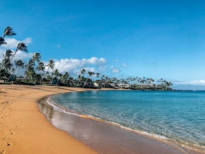 Plage à proximité, sable blanc, serviettes de plage