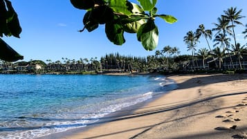 Beach nearby, white sand, beach towels