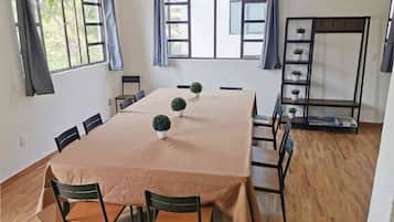 Habitación, 1 habitación, balcón, vista al jardín | Área de sala de estar