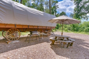 Outdoor dining - Covered Wagon Camping with Valley View, Sleeps 4 (Paradise)